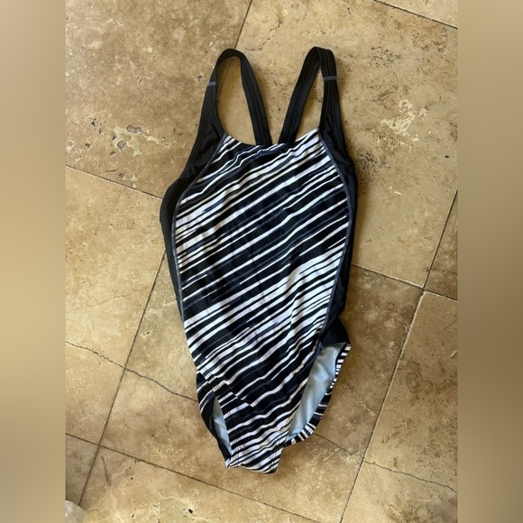 NIKE ladies black and blue razorback swimsuit NWT size 10 perfect condition - Picture 3 of 13